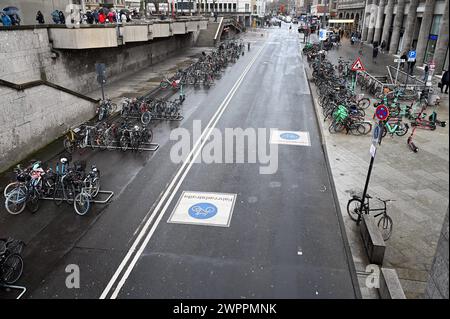 Die neuen Radständer auf einer Fahrspur auf der Trankgasse am Kölner Dom die zur Fahrradstrasse umgebaut wurde *** le nouveau cycle se trouve sur une voie de la Trankgasse de la cathédrale de Cologne, qui a été transformée en voie cyclable Banque D'Images