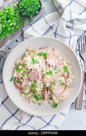 Plat traditionnel de poulet de Caroline du Sud avec saucisses fumées, dans un bol, vertical, vue de dessus Banque D'Images