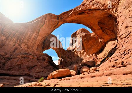 Double Arche, les fenêtres, Arches National Park, Utah, États-Unis. Formation rocheuse du désert sous un ciel bleu ensoleillé. Banque D'Images