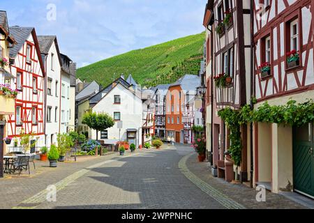 Belle rue de bâtiments traditionnels à colombages dans la ville de Bernkastel Kues, Allemagne Banque D'Images