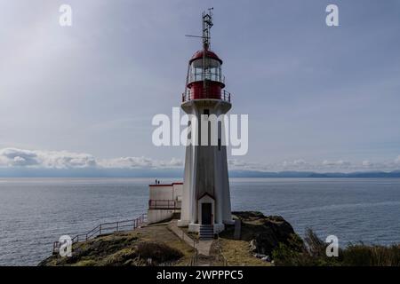 Phare de Sheringham point sur le détroit de Juan de Fuca en Colombie-Britannique, Canada. Banque D'Images