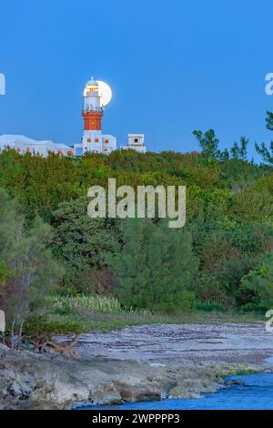 Full Wolf Moon Rising Behind Phare de David aux Bermudes Banque D'Images