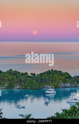 Pleine lune de loup au-dessus du port d'Ely avec Pastel Sky Bermuda Banque D'Images