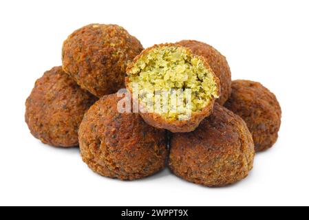 Délicieuses boules de falafel frites isolées sur blanc Banque D'Images