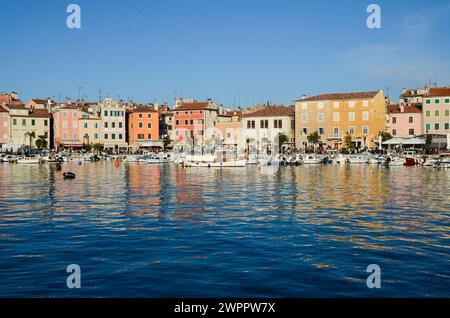 Vieille ville de Rovinj (Rovigno) sur la mer Adriatique, péninsule d'Istrie (Istra). Destination touristique populaire en Croatie. Banque D'Images