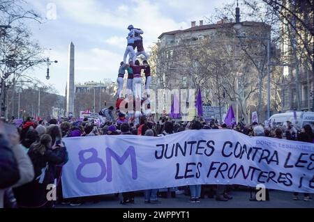 Barcelone, Espagne. 08 mars 2024. Les castellers catalans traditionnels se produisent pendant la démonstration. Plus de 40,000 personnes ont défilé dans l’avenue centrale Passeig de Gracia à l’occasion de ce qu’on appelle le 8M, célébrant les femmes et demandant plus d’égalité des sexes. Crédit : SOPA images Limited/Alamy Live News Banque D'Images