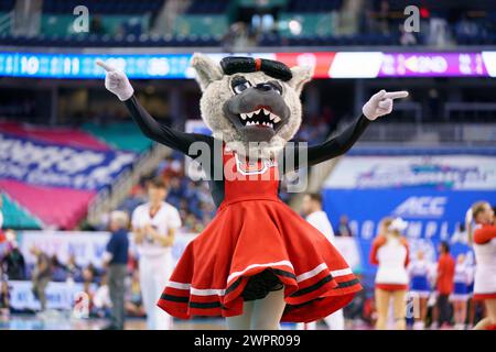 Greensboro, Caroline du Nord, États-Unis. 8 mars 2024. La mascotte de NC State, MME WUF danse pendant un temps imparti aux quarts de finale du tournoi ACC 2024. (Crédit image : © Josh Brown/ZUMA Press Wire) USAGE ÉDITORIAL SEULEMENT! Non destiné à UN USAGE commercial ! Banque D'Images