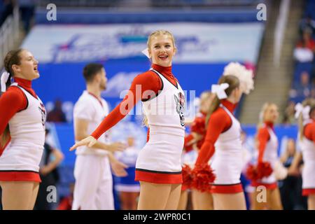 Greensboro, Caroline du Nord, États-Unis. 8 mars 2024. Les cheerleaders de l'état de NC effectuent une routine pendant un temps mort lors des quarts de finale du tournoi ACC 2024. (Crédit image : © Josh Brown/ZUMA Press Wire) USAGE ÉDITORIAL SEULEMENT! Non destiné à UN USAGE commercial ! Banque D'Images