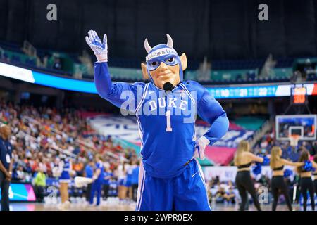 Greensboro, Caroline du Nord, États-Unis. 8 mars 2024. La mascotte BLUE DEVIL de Duke se moque des fans adverses lors des quarts de finale du tournoi ACC 2024. (Crédit image : © Josh Brown/ZUMA Press Wire) USAGE ÉDITORIAL SEULEMENT! Non destiné à UN USAGE commercial ! Banque D'Images