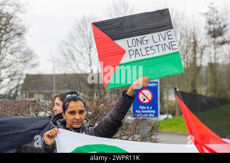 Bingley, Royaume-Uni. 08 MAR, 2024. Un manifestant pro-Palestine tient une pancarte « longue vie à la Palestine ». Histoire : les parents d’élèves de l’école primaire Cottingley Village ont sorti leurs enfants à 14h le 8 mars dans le cadre d’un effort de grève coordonné dans plusieurs écoles différentes à travers le Yorkshire pour la Palestine. Crédit Milo Chandler/Alamy Live News Banque D'Images