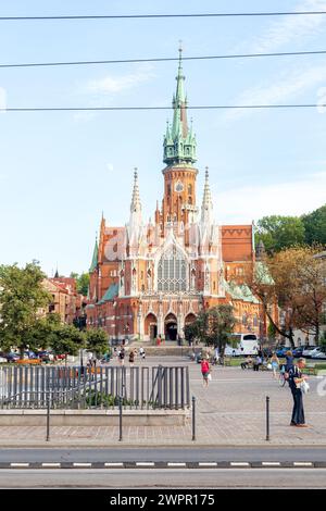 Prog Église Josephs à Podgorze, Cracovie face à un ciel bleu, façade avant, tour, plan frontal. Pologne, tourisme polonais et destinations de voyage conce Banque D'Images