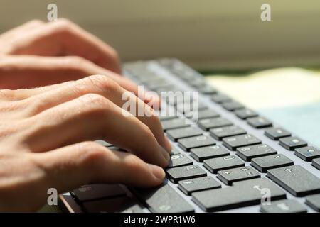 Gros plan d'un freelancers mains tapant sur un clavier d'ordinateur, productivité et travail numérique en ligne environnement de bureau moderne ou blog à la maison, Writin Banque D'Images