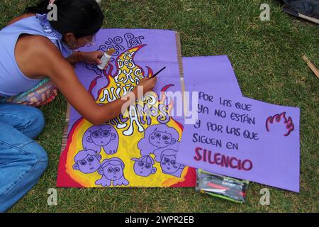 Lima, Pérou. 08 mars 2024. "Pour ceux qui ne sont plus ici et pour ceux qui restent silencieux" peut être lu sur une pancarte lorsque des milliers de femmes sont descendues dans la rue pour manifester pour réclamer leurs droits, dans le cadre des activités de la Journée internationale de la femme qui est célébrée internationalement chaque 8 mars. Crédit : Agence de presse Fotoholica/Alamy Live News Banque D'Images