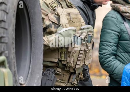 Soldat entièrement équipé avec un gilet tactique générique contenant de nombreux magazines de rechange, munitions, gros plan de détail. Soldat d'infanterie professionnel anonyme Banque D'Images