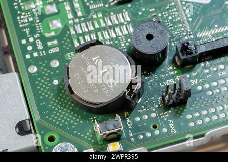 Gros plan détaillé d'une batterie CMOS installée sur une carte mère d'ordinateur, alimentation mémoire BIOS. Changer, remplacer le concept abstrait de cellule, personne Banque D'Images