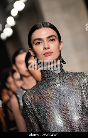 Lisbonne, Portugal. 08 mars 2024. Un mannequin marche sur la piste pendant le défilé de mode Dino Alves au ModaLisboa for Good, la semaine de la mode de Lisbonne à Lisboa. (Photo Bruno de Carvalho/SOPA images/SIPA USA) crédit : SIPA USA/Alamy Live News Banque D'Images