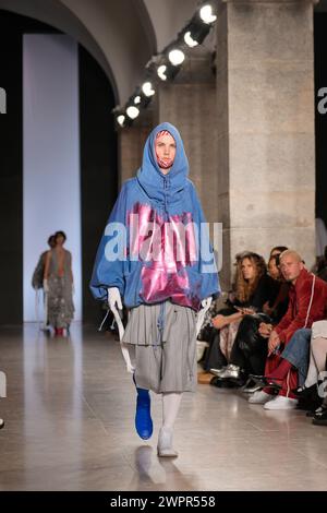 Lisbonne, Portugal. 08 mars 2024. Un mannequin marche sur la piste pendant le défilé Sangue Novo au ModaLisboa for Good, la semaine de la mode de Lisbonne à Lisboa. (Photo Bruno de Carvalho/SOPA images/SIPA USA) crédit : SIPA USA/Alamy Live News Banque D'Images