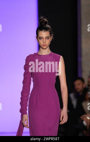 Lisbonne, Portugal. 08 mars 2024. Un mannequin marche sur la piste pendant le défilé Luis Carvalho au ModaLisboa for Good, la semaine de la mode de Lisbonne à Lisboa. (Photo Bruno de Carvalho/SOPA images/SIPA USA) crédit : SIPA USA/Alamy Live News Banque D'Images