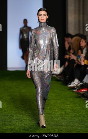 Lisbonne, Portugal. 08 mars 2024. Un mannequin marche sur la piste pendant le défilé de mode Dino Alves au ModaLisboa for Good, la semaine de la mode de Lisbonne à Lisboa. (Photo Bruno de Carvalho/SOPA images/SIPA USA) crédit : SIPA USA/Alamy Live News Banque D'Images