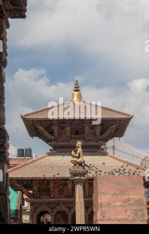 Détails de sculpture de l'un des temples situés à côté de la statue de Garuda dans le geste namaste de la main à la place Patan Durbar, Patan, Népal Banque D'Images