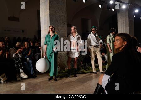 Lisbonne, Portugal. 08 mars 2024. Un mannequin marche sur la piste pendant le défilé Decenio X Molnm au ModaLisboa for Good, la semaine de la mode de Lisbonne à Lisboa. Crédit : SOPA images Limited/Alamy Live News Banque D'Images