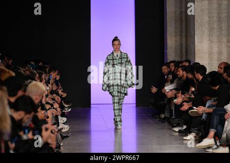 Lisbonne, Portugal. 08 mars 2024. Un mannequin marche sur la piste pendant le défilé Luis Carvalho au ModaLisboa for Good, la semaine de la mode de Lisbonne à Lisboa. Crédit : SOPA images Limited/Alamy Live News Banque D'Images