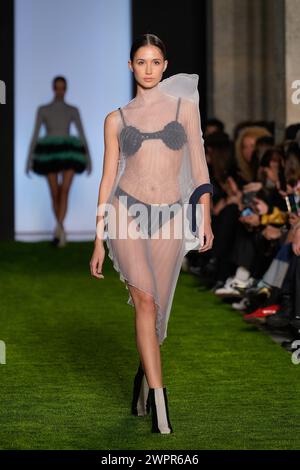 Lisbonne, Portugal. 08 mars 2024. Un mannequin marche sur la piste pendant le défilé de mode Dino Alves au ModaLisboa for Good, la semaine de la mode de Lisbonne à Lisboa. Crédit : SOPA images Limited/Alamy Live News Banque D'Images