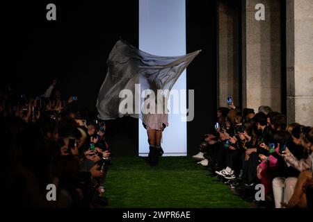 Lisbonne, Portugal. 08 mars 2024. Un mannequin marche sur la piste pendant le défilé de mode Dino Alves au ModaLisboa for Good, la semaine de la mode de Lisbonne à Lisboa. Crédit : SOPA images Limited/Alamy Live News Banque D'Images