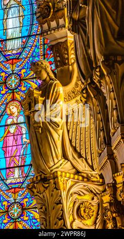 Ange Statue vitrail coloré Basilique notre Dame de Fourvière Lyon France. Construit de 1872 à 1896. Dédié à la Vierge Marie et merci à G. Banque D'Images