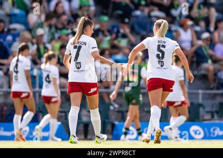 Canberra, Australie ; 9 mars 2024 : Amy Harrison et Lauren Keir du Western Sydney Wanderers FC sont photographiées à la mi-temps lors du match 2023/24 Liberty A-League Women Round 19 entre Canberra United FC et Western Sydney Wanderers FC au McKellar Park à Canberra, Australie le 9 mars 2024. (Crédit photo : Nick Strange/Fotonic/Alamy Live News) Banque D'Images