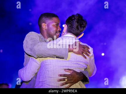 Austin, États-Unis . 08 mars 2024. Jovan Adepo embrasse Alex Sharp à la promotion SXSW de 3 Body Problem le 8 mars 2024 à Austin, Texas. (Photo de Stephanie Tacy/Sipa USA) crédit : Sipa USA/Alamy Live News Banque D'Images