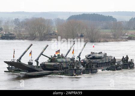 Korzeniewo, Pologne. 04 mars 2024. Des soldats de la Bundeswehr participent à un exercice militaire conjoint avec les forces armées de plusieurs pays de l'OTAN sur la Vistule. Environ 20 000 soldats de neuf pays de l'OTAN participent à l'exercice appelé Dragon 24 sur le plus long fleuve de Pologne. La traversée de la Vistule est un test de coopération entre les forces armées sur terre, en mer, dans les airs et dans le cyberespace. Crédit : Sebastian Kahnert/dpa/Alamy Live News Banque D'Images