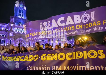 Madrid, Espagne. 09 mars 2024. Des milliers de personnes défilent dans les rues de Madrid alors que la Commission 8M mène une manifestation à l'occasion de la Journée internationale de la femme. D'Atocha à la Plaza de Colon, sous le slogan « patriarcat, génocides et privilèges, c'est fini », les manifestants s'unissent pour combattre la violence sexiste et sauvegarder les droits durement acquis. Crédit : SOPA images Limited/Alamy Live News Banque D'Images