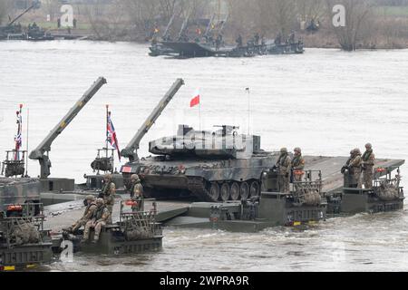 Korzeniewo, Pologne. 04 mars 2024. Des soldats britanniques et polonais participent à un exercice militaire conjoint avec les forces armées de plusieurs pays de l'OTAN sur la Vistule. Environ 20 000 soldats de neuf pays de l'OTAN participent à l'exercice appelé Dragon 24 sur le plus long fleuve de Pologne. La traversée de la Vistule est un test de coopération entre les forces armées sur terre, en mer, dans les airs et dans le cyberespace. Crédit : Sebastian Kahnert/dpa/Alamy Live News Banque D'Images