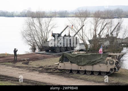 Korzeniewo, Pologne. 04 mars 2024. Les soldats de la Bundeswehr participent à un exercice militaire conjoint avec les forces armées de plusieurs pays de l'OTAN sur les rives de la Vistule. Environ 20 000 soldats de neuf pays de l'OTAN participent à l'exercice appelé Dragon 24 sur le plus long fleuve de Pologne. La traversée de la Vistule est un test de coopération entre les forces armées sur terre, en mer, dans les airs et dans le cyberespace. Crédit : Sebastian Kahnert/dpa/Alamy Live News Banque D'Images