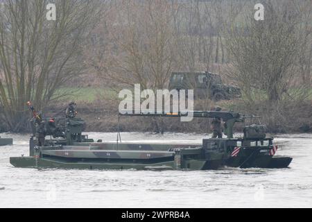 Korzeniewo, Pologne. 04 mars 2024. Des soldats de la Bundeswehr participent à un exercice militaire conjoint avec les forces armées de plusieurs pays de l'OTAN sur la Vistule. Environ 20 000 soldats de neuf pays de l'OTAN participent à l'exercice appelé Dragon 24 sur le plus long fleuve de Pologne. La traversée de la Vistule est un test de coopération entre les forces armées sur terre, en mer, dans les airs et dans le cyberespace. Crédit : Sebastian Kahnert/dpa/Alamy Live News Banque D'Images