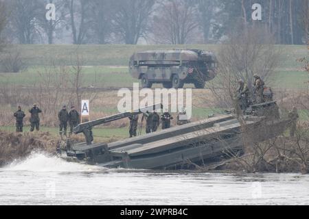 Korzeniewo, Pologne. 04 mars 2024. Des soldats de la Bundeswehr participent à un exercice militaire conjoint avec les forces armées de plusieurs pays de l'OTAN sur la Vistule. Environ 20 000 soldats de neuf pays de l'OTAN participent à l'exercice appelé Dragon 24 sur le plus long fleuve de Pologne. La traversée de la Vistule est un test de coopération entre les forces armées sur terre, en mer, dans les airs et dans le cyberespace. Crédit : Sebastian Kahnert/dpa/Alamy Live News Banque D'Images