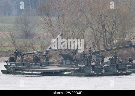 Korzeniewo, Pologne. 04 mars 2024. Des soldats de la Bundeswehr participent à un exercice militaire conjoint avec les forces armées de plusieurs pays de l'OTAN sur la Vistule. Environ 20 000 soldats de neuf pays de l'OTAN participent à l'exercice appelé Dragon 24 sur le plus long fleuve de Pologne. La traversée de la Vistule est un test de coopération entre les forces armées sur terre, en mer, dans les airs et dans le cyberespace. Crédit : Sebastian Kahnert/dpa/Alamy Live News Banque D'Images
