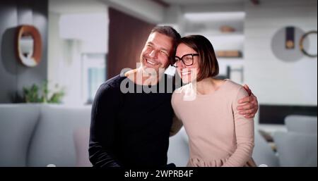 Couple heureux famille souriant à la maison penser Banque D'Images