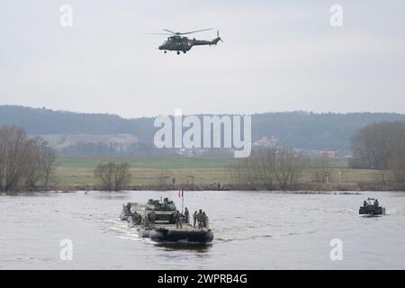 Korzeniewo, Pologne. 04 mars 2024. Des soldats français participent à un exercice militaire conjoint avec les forces armées de plusieurs pays de l’OTAN sur la Vistule. Environ 20 000 soldats de neuf pays de l'OTAN participent à l'exercice appelé Dragon 24 sur le plus long fleuve de Pologne. La traversée de la Vistule est un test de coopération entre les forces armées sur terre, en mer, dans les airs et dans le cyberespace. Crédit : Sebastian Kahnert/dpa/Alamy Live News Banque D'Images