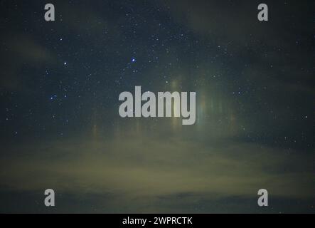 Durtal, France. 20 décembre 2023. © PHOTOPQR/LE COURRIER DE L'OUEST/AURELIEN BREAU ; DURTAL ; 20/12/2023 ; LIGHTS PILLARS OBSERVE DANS LA NUIT DU 8 MARS 2024 A DURTAL CRÉDIT : MAXPPP/ALAMY LIVE NEWS Banque D'Images