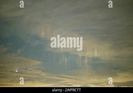 Durtal, France. 20 décembre 2023. © PHOTOPQR/LE COURRIER DE L'OUEST/AURELIEN BREAU ; DURTAL ; 20/12/2023 ; LIGHTS PILLARS OBSERVE DANS LA NUIT DU 8 MARS 2024 A DURTAL CRÉDIT : MAXPPP/ALAMY LIVE NEWS Banque D'Images