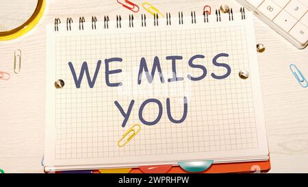 vous nous manquez texte écrit sur un cahier dans une cage Banque D'Images