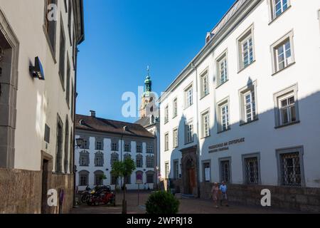 Hall in Tirol : vieille ville, rue Schulgasse, église Herz-Jesu-Basilika dans la région Hall-Wattens, Tyrol, Autriche Banque D'Images