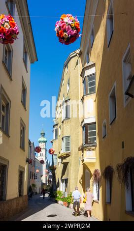 Hall in Tirol : vieille ville, ruelle Rosengasse, église paroissiale préparée Nikolaus in Region Hall-Wattens, Tyrol, Tyrol, Autriche Banque D'Images