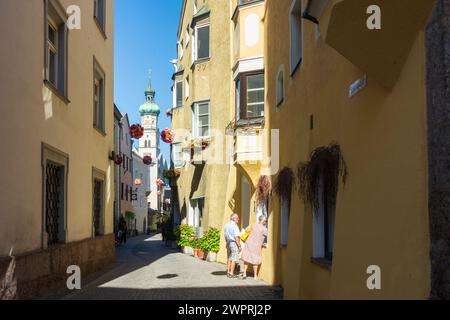 Hall in Tirol : vieille ville, ruelle Rosengasse, église paroissiale préparée Nikolaus in Region Hall-Wattens, Tyrol, Tyrol, Autriche Banque D'Images