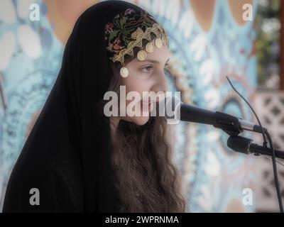 Australie, Canberra, 9 mars 2024. Zayna, une jeune palestinienne, s'adresse à des centaines de Canberrans lors d'une manifestation pour exiger la fin de la guerre génocidaire d'Israël contre Gaza et se montrer solidaire de la Palestine. Banque D'Images