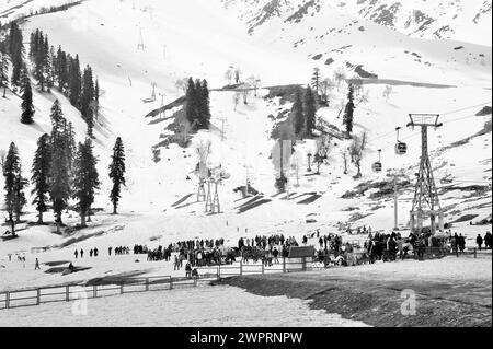 Clôture métallique, paysage neigé, Kungdoor, Gulmarg, Baramulla, Cachemire, Jammu-et-Cachemire, Inde, Asie Banque D'Images