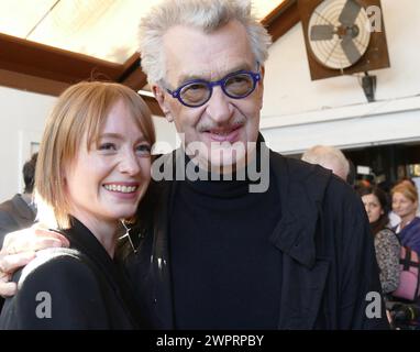 Los Angeles, États-Unis. 08 mars 2024. Le réalisateur Wim Wenders et l'actrice Leonie Benesch assistent à la réception des films allemands au restaurant Eveleigh à West Hollywood. Crédit : Barbara Munker/dpa/Alamy Live News Banque D'Images