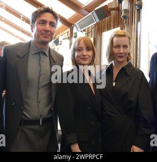 Los Angeles, États-Unis. 08 mars 2024. Le réalisateur Ilker Çatak, l'actrice Leonie Benesch et l'actrice Sandra Hüller assistent à la réception des films allemands au restaurant Eveleigh à West Hollywood. Crédit : Barbara Munker/dpa/Alamy Live News Banque D'Images